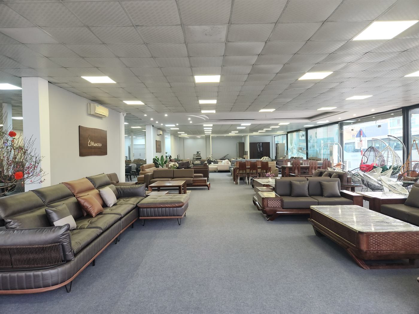 Khu trưng bày sofa tại Siêu thị Nội thất TOKA