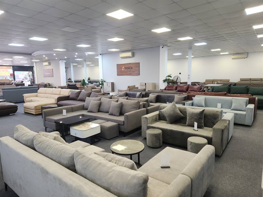 Dãy sofa trưng bày tại Siêu thị Nội thất TOKA