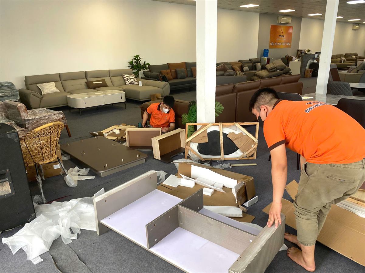 Xưởng sản xuất sofa TOKA — nhân viên TOKA lắp ráp sofa